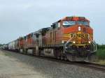 Drei BNSF Dash-9 ziehen einen Gterzug zwischen Augusta und Rose Hill durch Kansas am 20.07.2009.