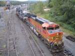 Burlington Northern Santa Fe #4504 (C44-9W) Norfolk Southern #8943(C40-9W) fhrt 17/9/2010 einem zug aus East Deerfield Massachussetts Rangierbahnhof. 