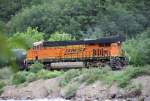 29.6.2011 3km stl. von Glenwood Springs, CO. BNSF 7235 als Schiebelok an einem Kesselzug Richtung Denver. (leichter Regen)
Angaben zum Loktyp willkommen.