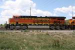 3.7.2011 Boulder, CO. BNSF ES44DC 7869 mit einer KCS + CSX vor einem Gterzug Richtung Denver.