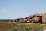 Vier Lokomotiven der BNSF (# 6156 [GE ES44AC],# 6269 [GE ES44AC],# 7694 [GE ES44DC],# 4710[GE C44-9W]) ziehen einen Schttgutwagenzug. USA, 22. September 2011.