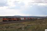 Ein nach Osten fahrender Containerzug der BNSF, gozogen von # 7385 (ES44DC), # 5188 (C44-9W), # 7600 (ES44DC) und # 6653 (ES44C4), aufgenommen, einige Meilen hinter der Ortschaft Seligman in Arizona