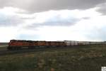 Eastbound Intermodel Zug der BNSF mit den Zugloks # 7414 (ES44DC), # 4530 (GE C44-9W), # 5174 (GE C44-9W) und # 7372 (ES44DC) kurz nach passieren der Ortschaft Seligman / Arizona am 24.