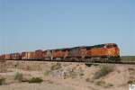 Gemischter Gterzug der BNSF, gezogen von den Loks # 4318 (C44-9W), # 637 (C44-9W), # 7409 (ES44DC) und # 8218 (SD75M).