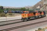 Nach berwindung des Cajon Passes in Kalifornien knnen es die drei Loks der BNSF (# 7732, # 7758 und # 7766 drei GE ES44DC Maschinen) mit ihrem gemischten Gterzug wieder etwas ruhiger angehen