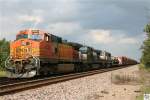 Drei Lokomotiven, von vorne GE C44-9W der BNSF # 4339, GE C40-9W der Norfolk Southern # 9574 und eine weitere BNSF Maschine,  bespannen einen Gterzug bei der Ortschaft White Oak in Oklahoma. Die Aufnahme entstand am 18. September 2011.