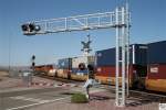 Ein Containerzug der BNSF berquert einen beschrankten Bahnbergang in Kalifornien. Als Zugloks kamen # 7574, # 7561, # 7868 drei ES44DC zum Einsatz.