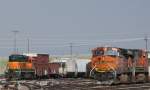 5.7.2012 Cheyenne, WY, BNSN Yard. Neben dem groen Union Pacific Yard gibt es auch ein kleines der BNSF. #7271 (ES44DC) mit weiterer sowie ein Switcher zur linken.