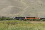 Zwei Dieselloks der BNSF in unterschiedlichen Lackierungen ziehen am 13.09.2013 einen Gterzug zwischen Missoula und Garrison ostwrts.