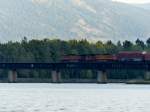 BNSF 4755 und 4652 ziehen einen Gterzug im Abendlicht am 14.09.2013 bei Thompson Fall, Montana, ostwrts.