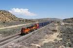 BNSF 6692 mit Containerzug am 31.03.2015 bei Manuelito, New Mexico 