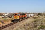 BNSF 5102 (Dash 9) + 9134 mit einem Güterzug am 29.03.2015 bei Snyder, Texas.