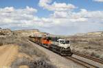 BNSF 9604 (EMD SD70MAC), 8462, 5050, 4335 mit einem Kohlezug am 31.03.2015 bei Lupton.