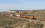 BNSF 5219 (Dash 9), CSX 428, BNSF 7275 + 4690 mit einem gemischten Güterzug am 01.04.2015 bei Manuelito, New Mexico.