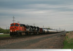 Mit einem aus mehr als hundert Kesselwagen gebildeten Güterzug sind am 9. Mai 2016 Burlington Northern and Santa Fe Railway # 7506 (GE ES44DC), Norfolk Southern # 1119 (EMD SD70ACe) und Norfolk Southern # 1122 (EMD SD70ACe) in Minnesota unterwegs.