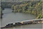 Zwei CSX Loks der Gattung SD-40/45/60 ziehen den Zug beinahe auf Wasserhöhe südwärts unter der Bear Mountain Bridge hindurch.