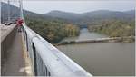 Glück gehabt. Es kommt tatsächlich ein Güterzug mit zwei CSX SD-45 dem Hudson entlang als wir die Bear Mountain Bridge zu Fuss überqueren. (07.10.2017)