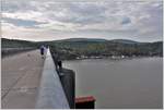 Der Walkway over the Hudson ist ein gut ausgebauter Weg über die alte Eisenbahnbrücke von Poughkeepsie. Auf der rechten Talseite fährt ein Güterzug mit zwei CSX Dieselloks südwärts Richtung New York. (07.10.2017)