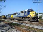 Lok 8588 der CSX steht zusammen mit 3 Schwesterlokomotiven vor ihrem 300 Wagen-GZ am 15.10.2005 im Bahnhof Brunswick.