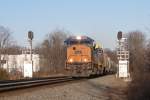CSX SD70MAC #4830 kommt 3/1/2011 durch die Signale in Woodbridge Virginia.  Diese Bahnstrecke ist die ehemaligen Richmond, Fredericksburg, & Potomac.  