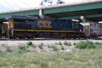 3.7.2011. CSX 906(ES44AC)als 3. im Bunde vor einem Gterzug in Boulder, CO, Richtung Denver.