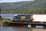 27.6.2012 Bear Mountain State Park, NY. CSX 2731 (am Schluss CSX 2708) mit einem Nahgterzug (12 Wagen) Richtung Kingston, NY berfhrt die Einmndung des Popolopen Creek in den Hudson River. Im Hintergrund die Hudson Highlands, Ostseite.
