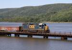 27.6.2012 Bear Mountain State Park, NY. CSX 2708(an der Spitze CSX 2731) mit einem Nahgterzug (12 Wagen) Richtung Kingston, NY berfhrt die Einmndung des Popolopen Creek in den Hudson River. Im Hintergrund die Hudson Highlands, Ostseite.
