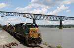  2.7.2012 Highland, NY. CSX 8561 (SD 50) + 6967 (GP 40) + 2367 (Road Slug) mit einem gemischten Gterzug Richtung NY / NJ haben soeben die alte Poughkeepsie Railroad Bridge - heute Teil eines Radwegesystems und State Park - unterquert. Egal von wo man die Brcke aufnimmt, auf den ersten Blick sieht es immer unscharf aus. 2063m lang, 11m breit, 49m hoch, erffnet 1889.
Ein  Road Slug  verwendet die Energie der anderen beiden Lokomotiven fr mehr Traktion, kann aber selbst keine erzeugen (kein Generator) und fhrt daher immer zusammen mit einer  Mutter -Lok. Fr bessere Haftung ist der Slug mit Gewichten bestckt. Nicht mehr bentigte Loks wurden oft dazu umgebaut. CSX 2367 war eine GP 40.