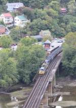 8.10.2013 Harpers Ferry, WV. CSX 281 ((CW44AC) + 490 (AC44CW) mit Kohlezug und 2 Schiebeloks Richtung Brunswick, MD ber den Potomac River. 