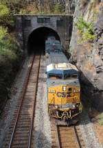 8.10.2013 Harpers Ferry, WV. CSX 829 (ES44AC) und 229 (AC44CW) folgen mit einem Kohlezug auf dem Gleis der Gegenrichtung Amtraks Capitol Limited Richtung Brunswick, MD. 