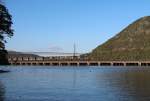 7-10-15 Beart Mt., NY. CSX Container-Zug vor der Bear Mt. Bridge