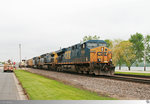 Drei Lokomotiven der CSX passieren am 11. Mai 2016 mit einem gemischten Güterzug die am Mississippi gelegene Ortschaft Cassville in Wisconsin. Angeführt wurde das Trio von Lok 5395 (GE ES44DC).