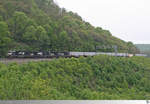 Mit einen Intermodal Train am Hacken steuern die aus Altoona, Pennsylvania kommenden Norfolk Southern Maschinen 6987 (Neu aufgebaute EMD SD60E), 9081 (GE C40-9W) und 9255 (GE C40-9W) die Hufeisenkurve