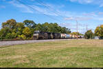 Am 07.10.2022 sind die GE ES44AC NS 8184 und GE AC44C6M NS 4432 unterwegs mit einem Güterzug in Richtung Süden und konnten hier bei Carlisle OH, USA auf der Dayton District aufgenommen werden