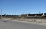 Ein Gterzug mit zwei CSX Loks und ein Gterzug der NS (Norfolk Southern) begegnen sich am 1.1.2008 in Houston (Texas).