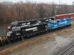 Norfolk Southern #5260 (GP38-2) und #5277 (GP38-2 in Conrail Farben) mit #5806 (GP38-3) und #5003 (GP38-2) in Enola Pennsylvania.