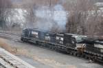 Norfolk Southern SD60 #6710 und C40-9W #9752 fhrt einem Zug aus Enola Pennsylvania Rangierbahnhof. 3/3/2011 Foto.