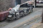 Norfolk Southern #6710 (SD-60) und NS #9752 (C40-9W) steht 4/3/2011 in Enola Pennsylvania Rangierbahnhof.