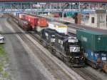 Norfolk Southern #3342 und #3433 (SD40-2) und historische Pennsylvania Railroad E-8 Dieselloks #5711 und #5809 warten 13/7/2008 auf ein Altoona Pennsylvania Nebengleis, whrend einem Zug fhrt auf das Hauptgleis durch.