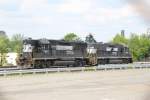 Norfolk Southern #7047 (GP50) und 5562 (GP38-2) steht 8/5/2011 in Alexandria Virginia.