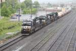 Norfolk Southern C40-9W #9197, #9028, und #9556 kommt 27/5/2011 durch Altoona Pennsylvania.
