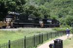 9.7.2011 Horseshoe Curve, Altoona, PA: Norfolk Southern GE C40-9 (Dash 9-40C) # 8805 + Norfolk Southern GE C40-9W # NS 9426 Richtung Altoona.