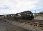 Norfolk Southern C40-8W #8897 fhrt einem Zug durch Roanoke Virginia.