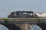 24.7.2012 Rockville Bridge, PA: NS 4637  Operation Lifesaver  an einem Arbeitszug auf der Brcke.