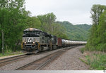 Kurz vor LaCrosse in Wisconsin warteten am 11. Mai 2016 die beiden Norfolk Southern Maschinen # 1086 (EMD SD70ACe)und # 8063 (GE ES44AC) mit einem Kesselwagenzug auf ihre Streckenfreigabe.