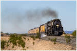 Union Pacific No 4014 Big Boy fährt bei den 150 Jahr Feierlichkeiten der Transkontinental Eisenbahn dem  The Great Race Across the Southwest  von San Bernardino nach Yuma, fotografiert in den