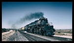 Union Pacific No 4014 Big Boy fährt bei den 150 Jahr Feierlichkeiten der Transkontinental Eisenbahn dem  The Great Race Across the Southwest  von Yuma nach Casa Grande.