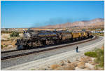 Union Pacific No 4014 Big Boy fährt bei den 150 Jahr Feierlichkeiten der Transkontinental Eisenbahn dem  The Great Race Across the Southwest  von San Bernardino nach Yuma.  Die Superlativen der größten Dampflok der Welt gibt es hier Nachzulesen... https://de.wikipedia.org/wiki/UP-Klasse_4000 
Indio 15 Oktober 2019