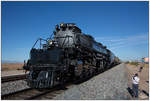 Union Pacific No 4014 Big Boy fährt bei den 150 Jahr Feierlichkeiten der Transkontinental Eisenbahn dem  The Great Race Across the Southwest  von Casa Grande nach Tucson.