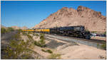 Union Pacific No 4014 Big Boy fährt bei den 150 Jahr Feierlichkeiten der Transkontinental Eisenbahn dem  The Great Race Across the Southwest  von Casa Grande nach Tucson. 
Picacho Peak 17 Oktober 2019